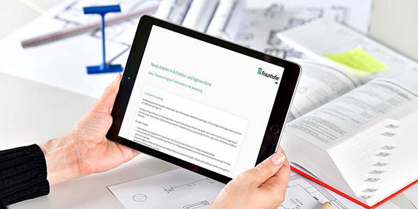 Zwei Hände halten ein Tablet, auf dem die Webseite einer Umfrage zu sehen ist. Im Hintergrund sieht man auf einem Tisch Baupläne, Bücher und Werkzeuge. | © Fraunhofer IRB